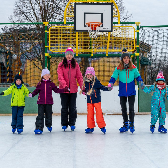 Eislaufen vor der Sonnentherme 